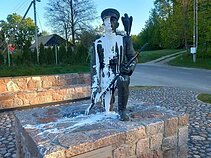 Adolfo Ramanausko-Vanago paminklas Merkinėje apipiltas dažais
