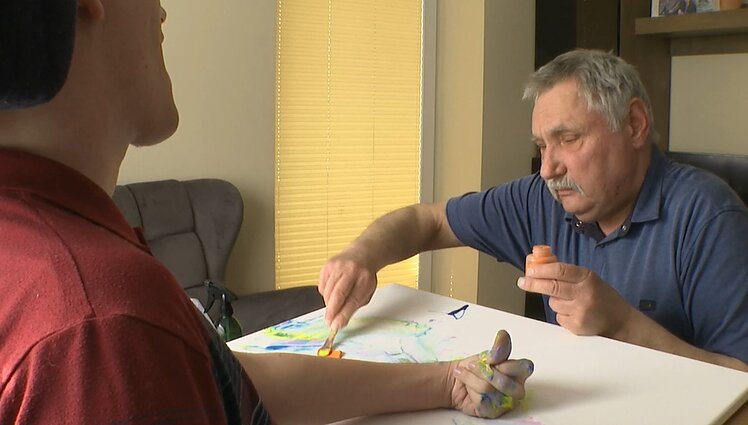 Eimantui cerebrinis paralyžius – ne kliūtis, tapyba neatsiejama nuo jo kasdienybės: svajonės link padeda judėti tėvai