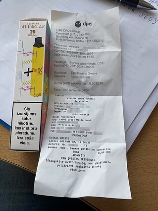 Elektroninė cigaretė, įsigyta iš ecodumas.com, ir apmokėjimą banko kortele įrodantis kvitas