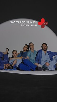 Ironiškoje fotosesijoje įamžinti tikrovėje kasdien gydytojų dėvimi medicininiai rūbai