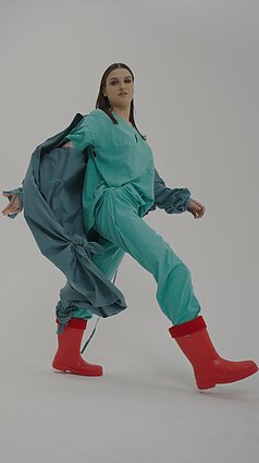 Ironiškoje fotosesijoje įamžinti tikrovėje kasdien gydytojų dėvimi medicininiai rūbai