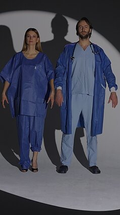 Ironiškoje fotosesijoje įamžinti tikrovėje kasdien gydytojų dėvimi medicininiai rūbai