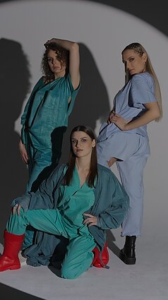 Ironiškoje fotosesijoje įamžinti tikrovėje kasdien gydytojų dėvimi medicininiai rūbai