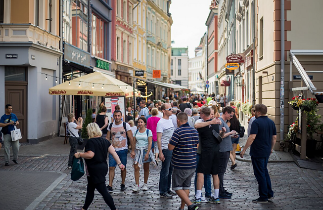 Latvijos rusakalbiai rengiasi latvių kalbos egzaminui: šį klausimą reikėjo išspręsti per 30 metų