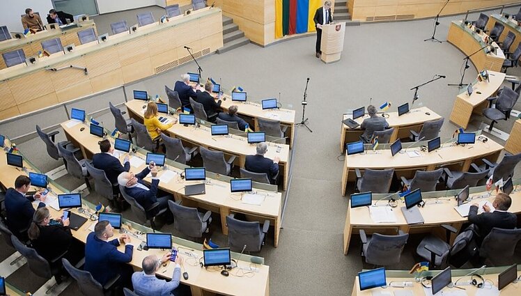 Politologė: Seimo nariai leidžia sau nedalyvauti posėdžiuose teisindamiesi, kad savo kabinetuose gali stebėti transliaciją