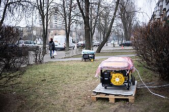 Rusijai atakuojant Ukrainos kritinę infrastruktūrą, Kyjivo gatvėse buvo galima matyti veikiančius dyzelinius generatorius. Jie tiekė elektrą kavinėms ir kai kurioms parduotuvėms Rusijai atakuojant Ukrainos kritinę infrastruktūrą, Kyjivo gatvėse buvo galima matyti veikiančius dyzelinius generatorius. Jie tiekė elektrą kavinėms ir kai kurioms parduotuvėms