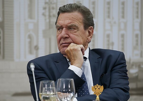 Žinios. Buvęs Vokietijos kancleris Schroederis sulaukė kritikos dėl apsilankymo Rusijos ambasados rengtame gegužės 9-osios minėjime