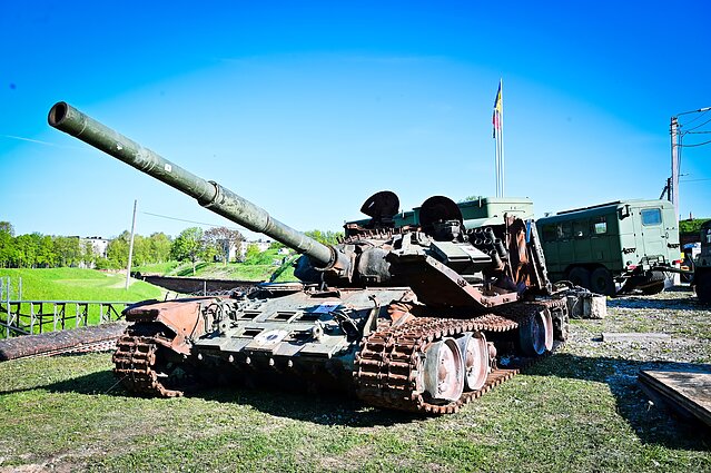 Ukrainos kariuomenės sunaikintas Rusijos pajėgų tankas T-72B eksponuojamas Kaune