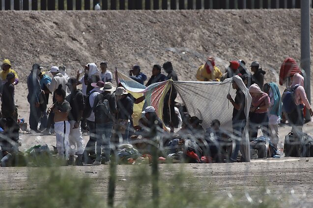 Tūkstantinės migrantų minios renkasi JAV pasienyje: šiąnakt atsisakoma apribojimų, priimtų dar per pandemiją
