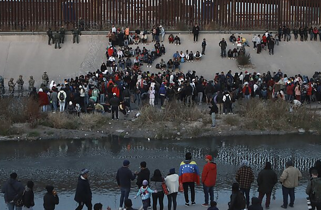 Žinios. JAV baigė galioti pandemiją menančios migracijos taisyklės