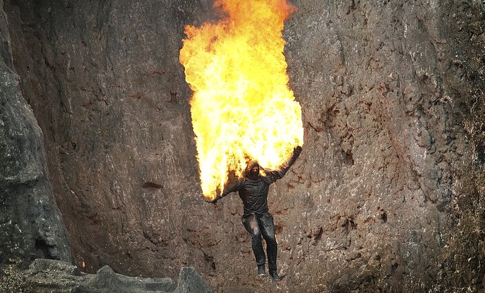 Sprogstantys automobiliai, šokinėjimas nuo dangoraižių ir ugnis į veidą: kaip kaskadininkai užsidirba duonai?