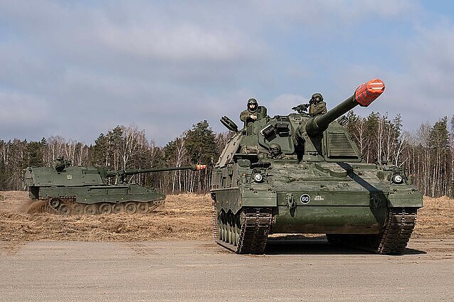 Karinės technikos ypatumai: haubicų specifikos, pervežimo darbai ir žvilgsnis po variklio gaubtu