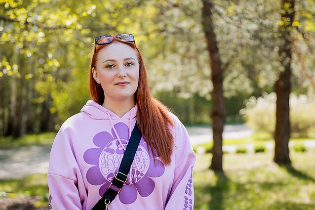 Visagine gyvena daug rusakalbių, ne visiems pavyko išmokti valstybinę kalbą bent taip, kad susikalbėtų. 