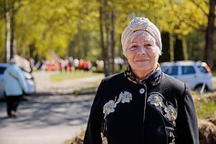 Visagine gyvena daug rusakalbių, ne visiems pavyko išmokti valstybinę kalbą bent taip, kad susikalbėtų. 