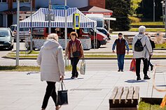 Visagine gyvena daug rusakalbių, ne visiems pavyko išmokti valstybinę kalbą bent taip, kad susikalbėtų. Visagine gyvena daug rusakalbių, ne visiems pavyko išmokti valstybinę kalbą bent taip, kad susikalbėtų.
