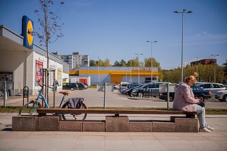 Visagine gyvena daug rusakalbių, ne visiems pavyko išmokti valstybinę kalbą bent taip, kad susikalbėtų. 