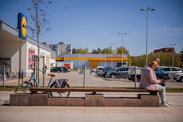 Visagine gyvena daug rusakalbių, ne visiems pavyko išmokti valstybinę kalbą bent taip, kad susikalbėtų. 
