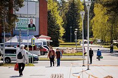 Visagine gyvena daug rusakalbių, ne visiems pavyko išmokti valstybinę kalbą bent taip, kad susikalbėtų. Visagine gyvena daug rusakalbių, ne visiems pavyko išmokti valstybinę kalbą bent taip, kad susikalbėtų.