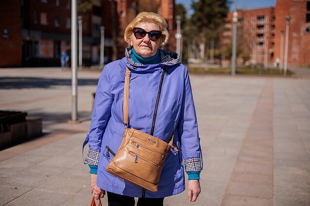Visagine gyvena daug rusakalbių, ne visiems pavyko išmokti valstybinę kalbą bent taip, kad susikalbėtų. 