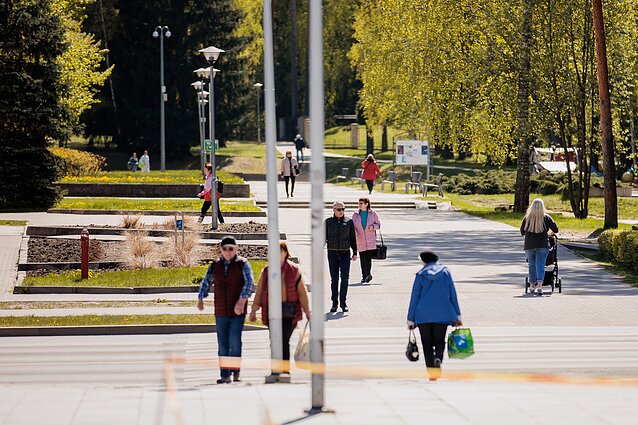 Visagine gyvena daug rusakalbių, ne visiems pavyko išmokti valstybinę kalbą bent taip, kad susikalbėtų. Visagine gyvena daug rusakalbių, ne visiems pavyko išmokti valstybinę kalbą bent taip, kad susikalbėtų.