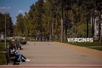 Visagine gyvena daug rusakalbių, ne visiems pavyko išmokti valstybinę kalbą bent taip, kad susikalbėtų. Visagine gyvena daug rusakalbių, ne visiems pavyko išmokti valstybinę kalbą bent taip, kad susikalbėtų.