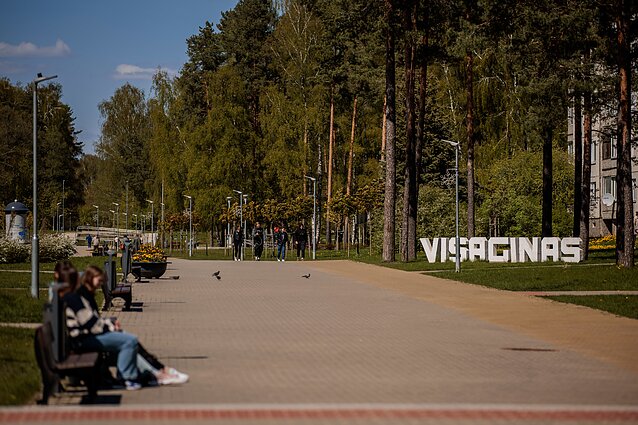 Visagine gyvena daug rusakalbių, ne visiems pavyko išmokti valstybinę kalbą bent taip, kad susikalbėtų. Visagine gyvena daug rusakalbių, ne visiems pavyko išmokti valstybinę kalbą bent taip, kad susikalbėtų.