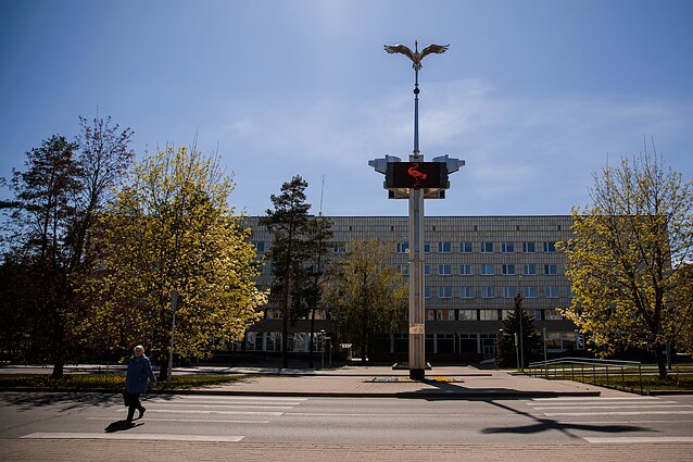 Visagine gyvena daug rusakalbių, ne visiems pavyko išmokti valstybinę kalbą bent taip, kad susikalbėtų. Visagine gyvena daug rusakalbių, ne visiems pavyko išmokti valstybinę kalbą bent taip, kad susikalbėtų.