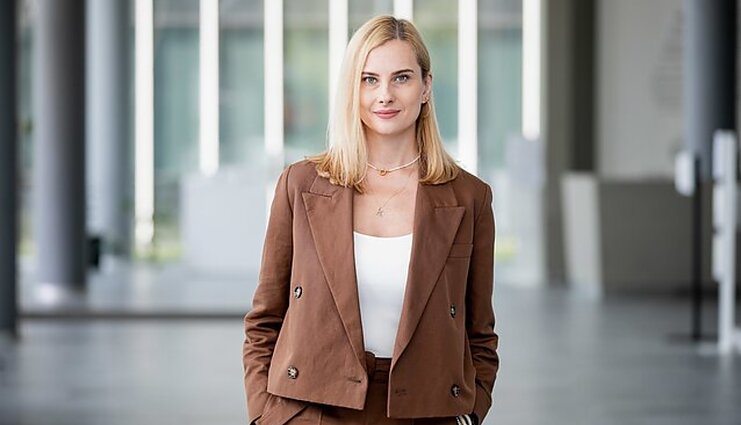 Mokslininkės, Metų europietės Ievos Plikusienės knygos, serialo ir dainos rekomendacija