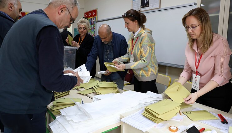 „Balsuodamas galvosiu, kaip buvome pamiršti per žemės drebėjimą“: Turkija – prie istorinių pokyčių slenksčio