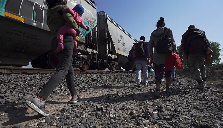 Bidenui tema nepalanki, bet Trumpui tinka: migrantų skaičiai prie Amerikos pasienio siekia dešimtis tūkstančių