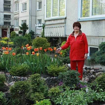 10–12. Vilnietė Kristina įspūdingą gėlyną daugiabučių kieme puoselėja dėl savo sveikatos ir tūkstančių besižavinčių akių