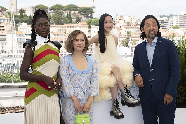 Jodie Turner-Smith, Haley Lu Richardson, Malea Emma Tjandrawidjaja, režisierius Kogonada Kanuose Jodie Turner-Smith, Haley Lu Richardson, Malea Emma Tjandrawidjaja, režisierius Kogonada Kanuose