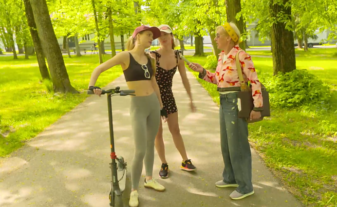 Dviračio žinios. Paspirtukininkės apie naujas taisykles: šalmas šukuosenai padaro baisius dalykus!