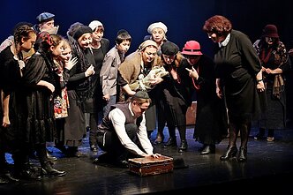 Сцена из спектакля "Мне страшен мир, где нет тебя..." Сцена из спектакля "Мне страшен мир, где нет тебя..."