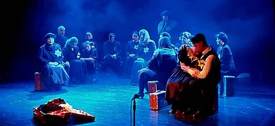 Сцена из спектакля "Мне страшен мир, где нет тебя..." Сцена из спектакля "Мне страшен мир, где нет тебя..."