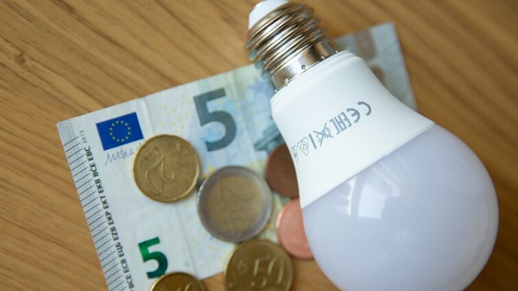 Žinios. Valstybės kompensacijas už elektrą buitiniams vartotojams nuo liepos siūloma panaikinti, o už dujas – pratęsti