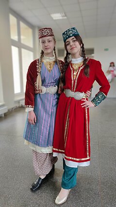 День вишиванки у Вільнюсі. 18 травня 2023 року. Традиційний кримськотатарський костюм