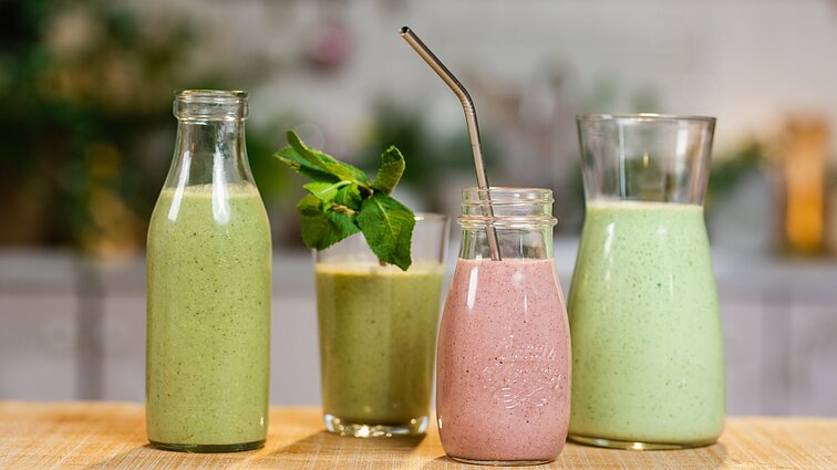 Užklupus karščiams norisi gaivos? Išmėginkite netikėtais ingredientais praturtintus daržovių ir vaisių kokteilius