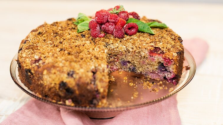 Uogų pyragas su riešutiniai trupiniais