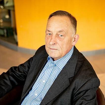 Be kaukių. Kornelijus Platelis: Lietuvoje nuo Maironio laikų įkaltas stereotipas, kokia poezija turi būti