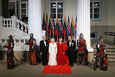 Prezidentas Valdas Adamkus su ponia Alma Adamkiene Lietuvoje su valstybiniu vizitu priėmė Jungtinės Karalystės karalienę Elžbietą II bei princą Philipą valstybiniame bankete Prezidento rūmuose.