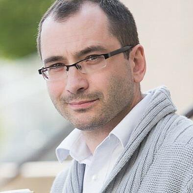 Be kaukių. Gintaras Bleizgys: versle daug kas sakoma atvirai, o mene dažnai kandžiojamasi iš pasalų