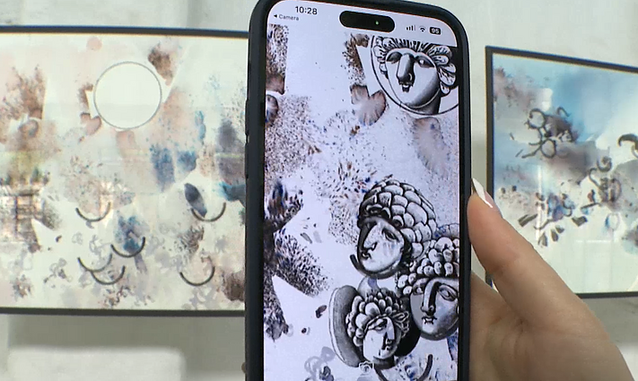 Dūmų fabrike Vilniuje – Yugės Kurt paroda: didelio formato akvarelėse susijungia menas, dirbtinis intelektas ir muzika