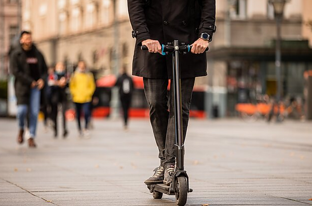 Skubios pagalbos skyriaus vadovas apie paspirtukininkų traumas: reikėtų dėvėti šalmą, saugantį ne tik galvą, bet ir dantis