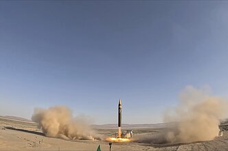 Irano gynybos miniterijos išplatinti kadrai, kuriuose užfiksuota balistinė raketa Khorramshahr-4