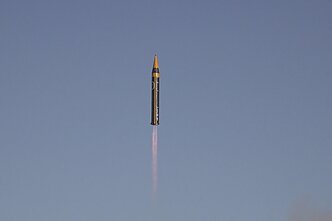 Irano gynybos miniterijos išplatinti kadrai, kuriuose užfiksuota balistinė raketa Khorramshahr-4