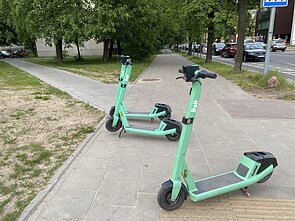 Paspirtukai ant šaligatvio Paspirtukai ant šaligatvio