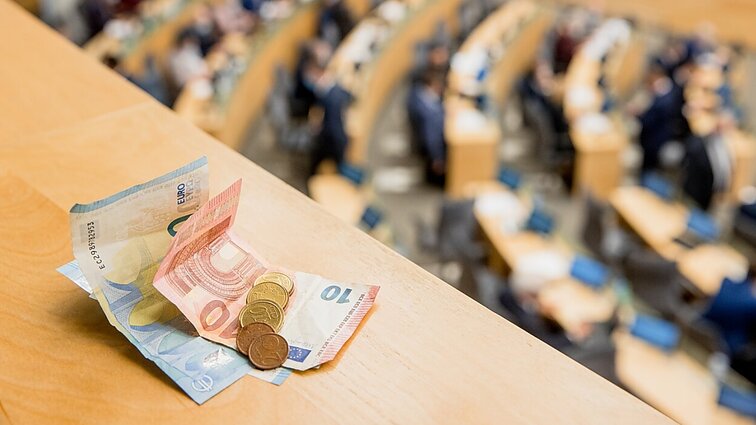 Seimo frakcijų seniūnai sutarė savivaldoje atsisakyti „kanceliarinių“ išlaidų