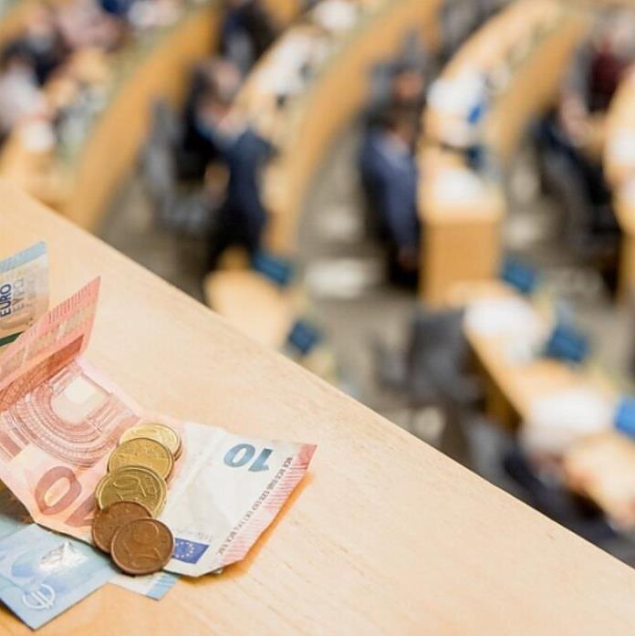 60 minučių.Vietoj „kanceliarinių“ išmokų savivaldoje siūlo mokėti fiksuotą atlyginimą