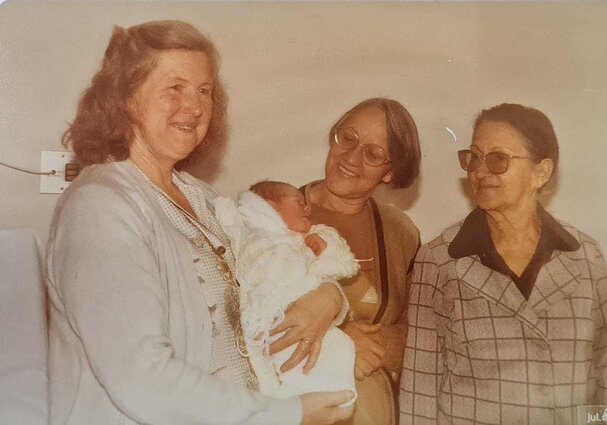 Vinicius su močiutėmis ir prosenele